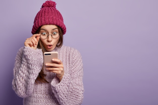 Mujer joven, llevando, ropa de invierno