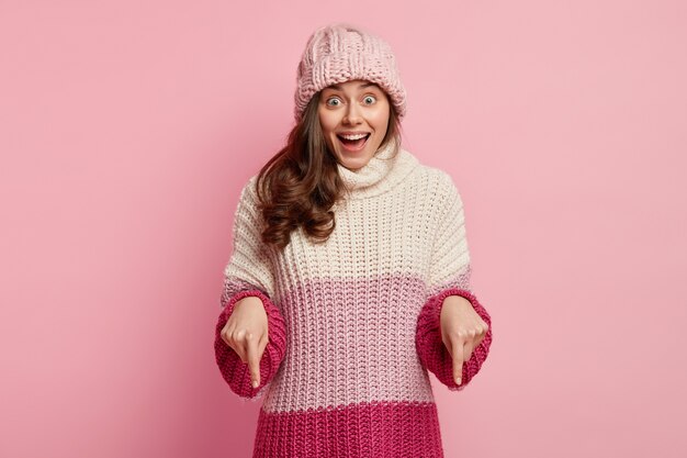 Mujer joven, llevando, ropa de invierno