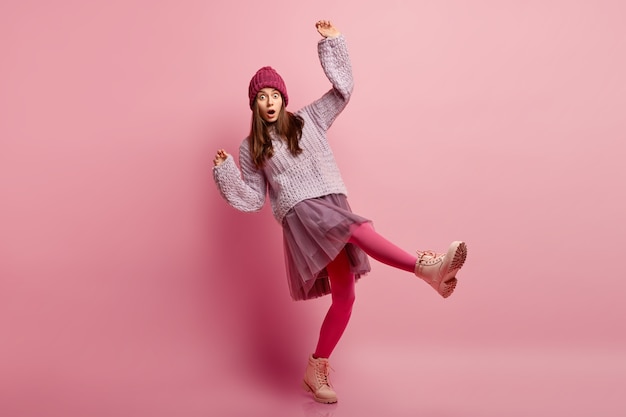 Mujer joven, llevando, ropa de moda