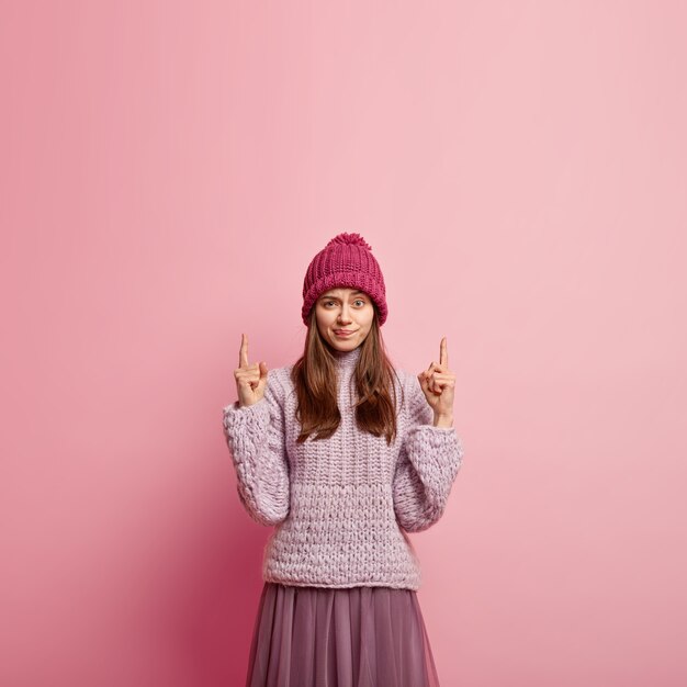 Mujer joven, llevando, ropa de moda