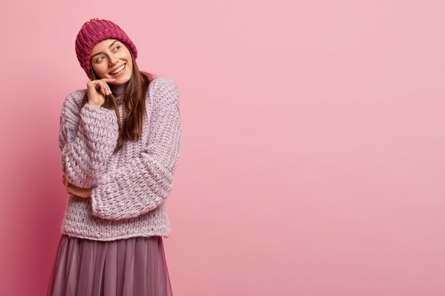 Mujer joven, llevando, ropa de moda