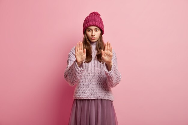 Mujer joven, llevando, ropa de moda