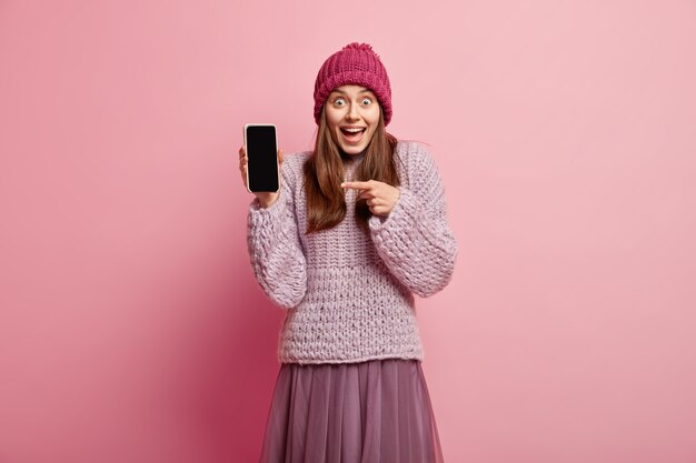 Mujer joven, llevando, ropa de moda