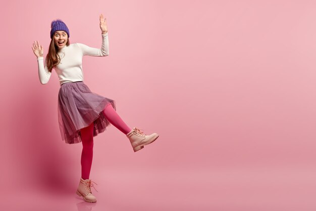 Mujer joven, llevando, ropa de moda