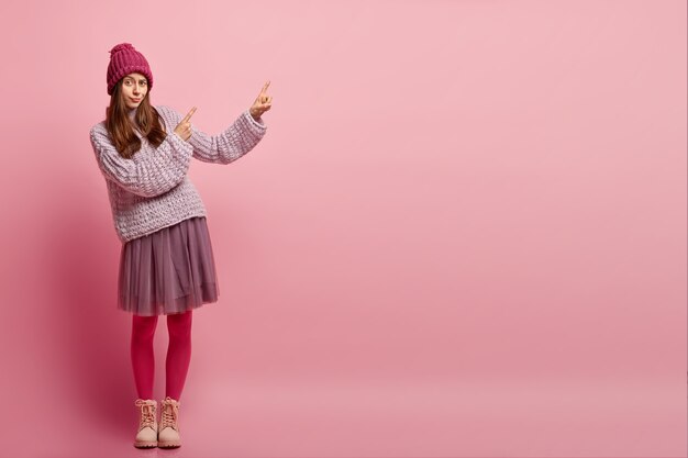 Mujer joven, llevando, ropa de moda