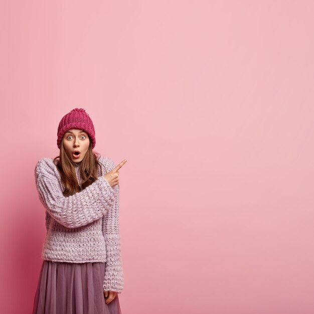 Mujer joven, llevando, ropa de moda