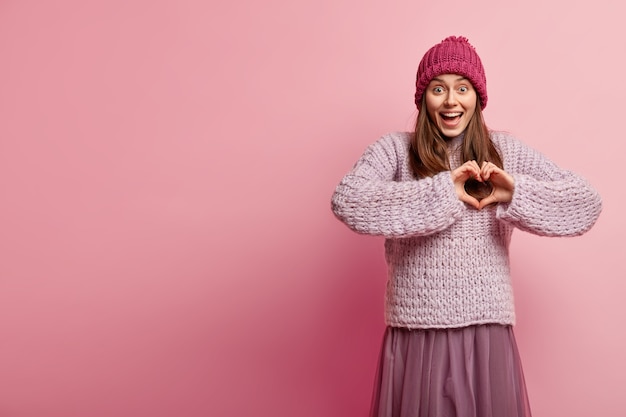 Mujer joven, llevando, ropa de moda