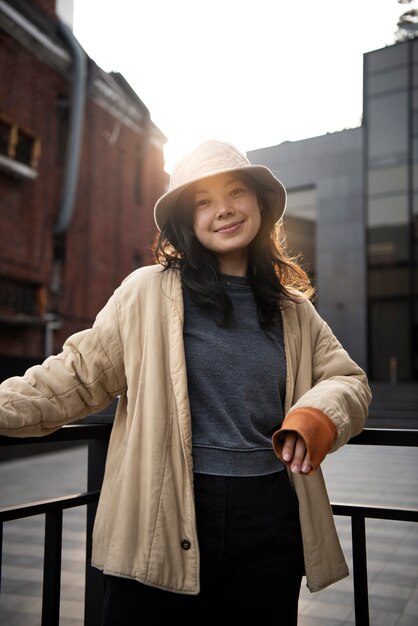 Mujer joven, llevando, un, sombrero del cubo, en la ciudad