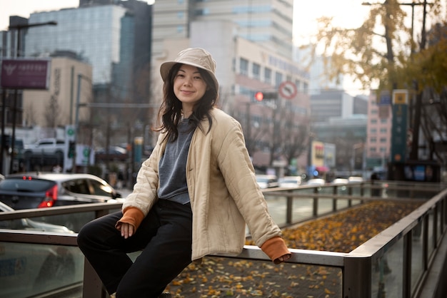 Mujer joven, llevando, un, sombrero del cubo, en la ciudad