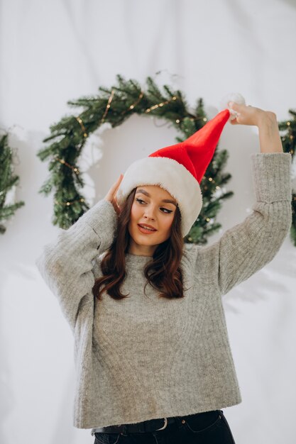 Mujer joven, llevando, sombrero de navidad, en, navidad