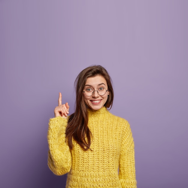 Mujer joven, llevando, suéter amarillo