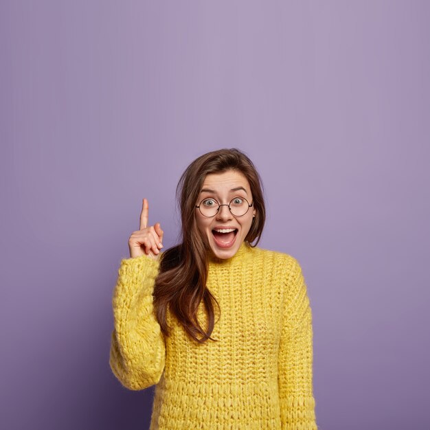 Mujer joven, llevando, suéter amarillo