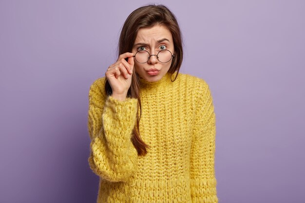 Mujer joven, llevando, suéter amarillo