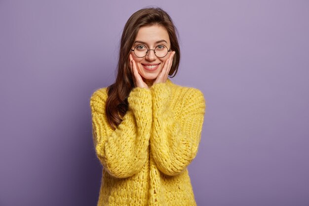 Mujer joven, llevando, suéter amarillo