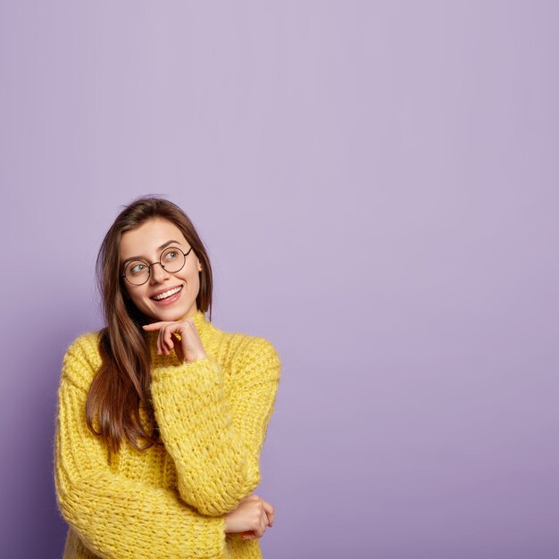 Mujer joven, llevando, suéter amarillo