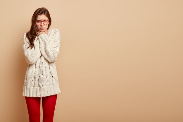 Mujer joven, llevando, suéter blanco