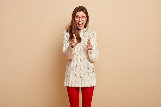 Mujer joven, llevando, suéter blanco