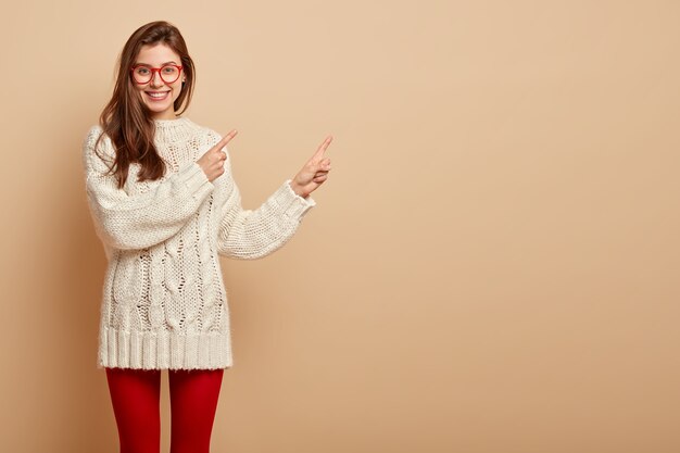 Mujer joven, llevando, suéter blanco