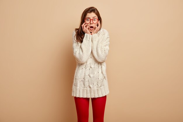 Mujer joven, llevando, suéter blanco