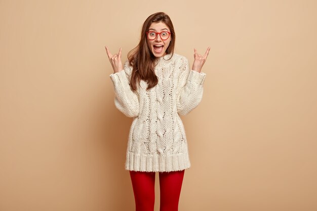 Mujer joven, llevando, suéter blanco