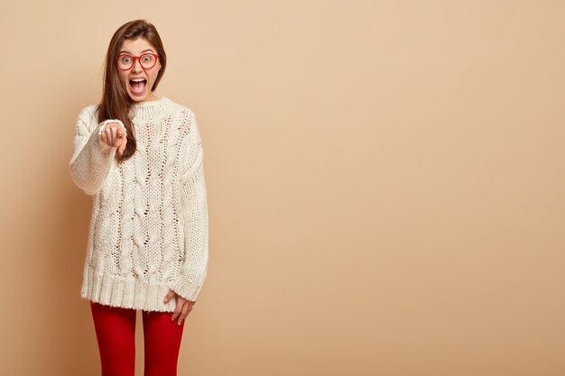 Mujer joven, llevando, suéter blanco