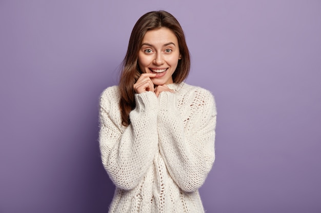 Mujer joven, llevando, suéter blanco