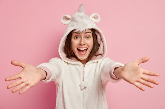 Mujer joven, llevando, unicornio, pijama