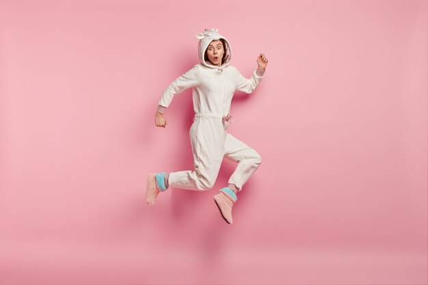Mujer joven, llevando, unicornio, pijama