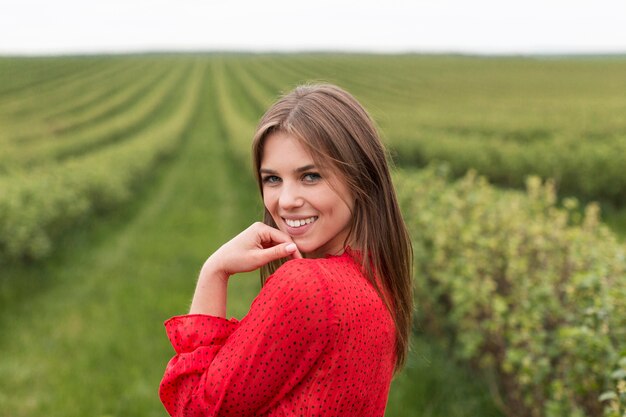 Mujer joven, llevando, vestido rojo