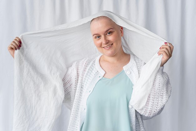 Mujer joven, lucha contra el cáncer