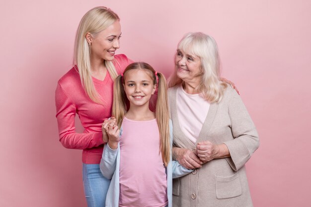 Mujer joven con madre y abuela