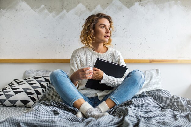 Mujer joven en la mañana de invierno