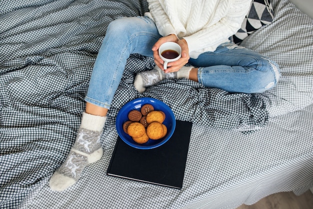 Mujer joven en la mañana de invierno