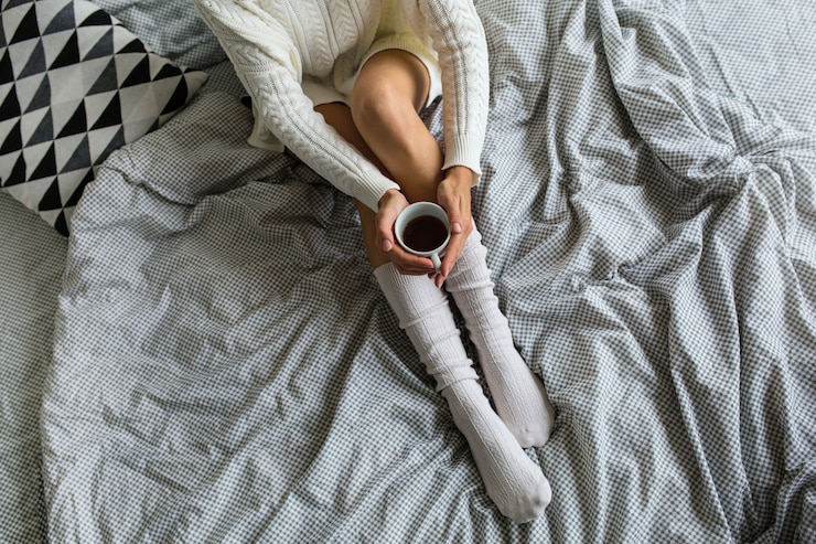 Foto gratuito mujer joven en la mañana de invierno
