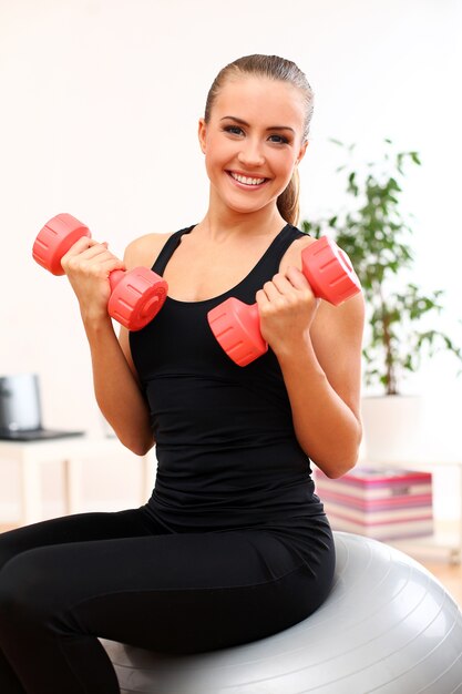 Mujer joven con mancuernas