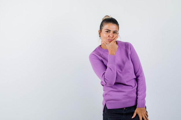 Mujer joven, manos de valor en cartera, en, barbilla