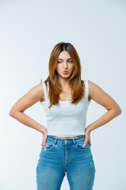 Mujer joven, manos de valor en cartera, en, cintura, mientras, hacer pucheros, labios