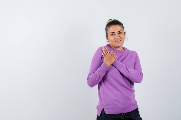 Mujer joven, manos de valor en cartera, en, pecho