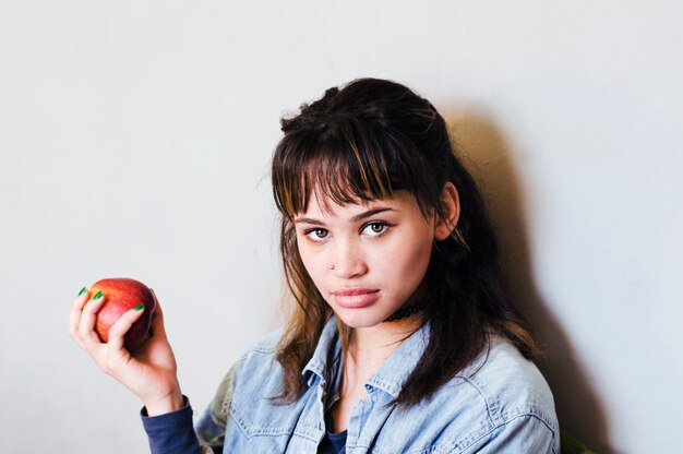 Mujer joven con manzana