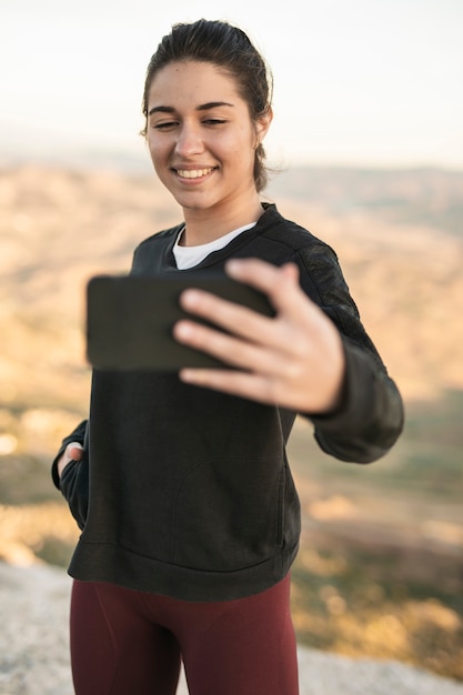 Mujer joven maqueta tomando selfie