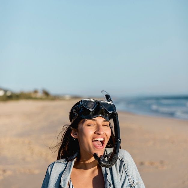 Foto gratuita mujer joven con máscara de buceo a orilla del mar