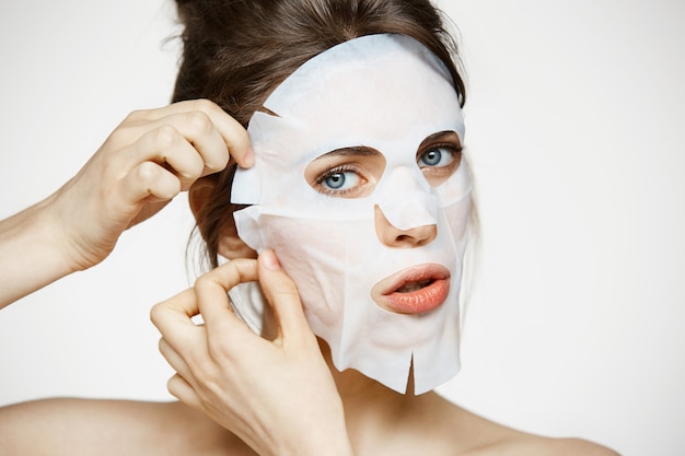 Mujer joven con máscara facial. Spa de belleza y cosmetología.