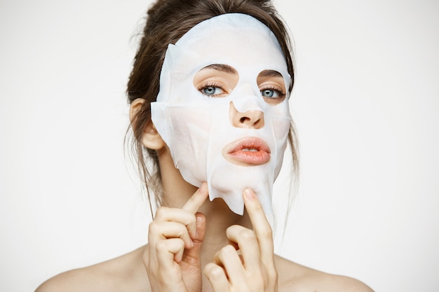 Mujer joven con máscara facial. Spa de belleza y cosmetología.