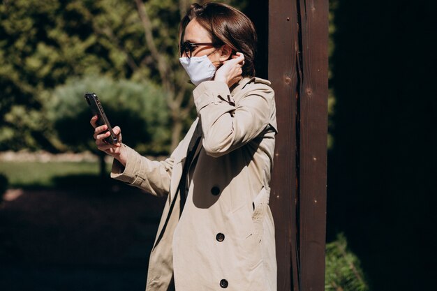 Mujer joven con máscara de protección facial