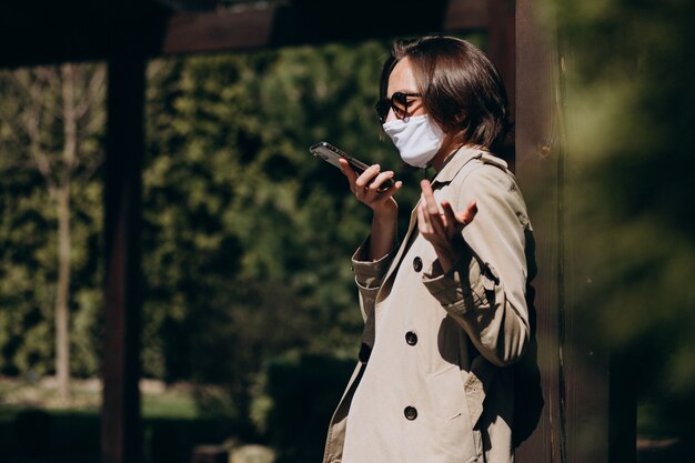 Mujer joven con máscara de protección facial