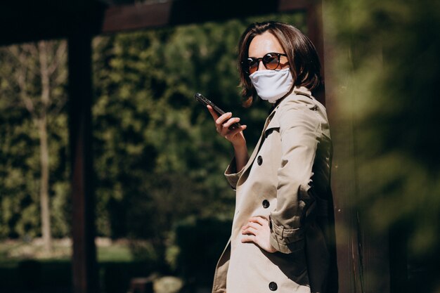 Mujer joven con máscara de protección facial