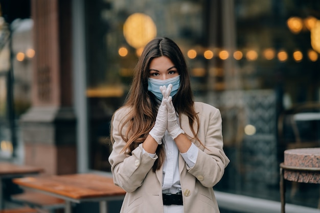 Mujer joven con mascarilla en la calle