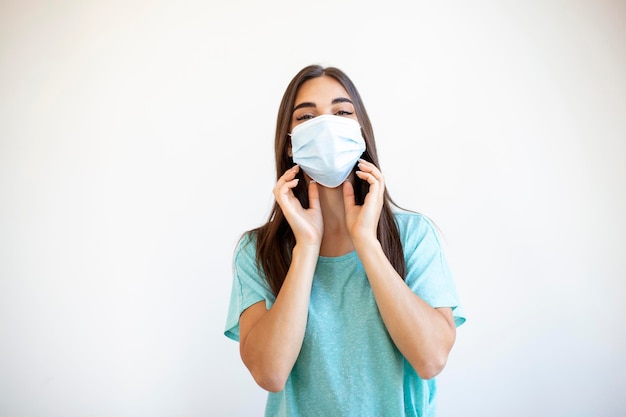 Mujer joven con mascarilla médica retrato de estudio Mujer con mascarilla protectora mascarilla quirúrgica para el virus de la corona