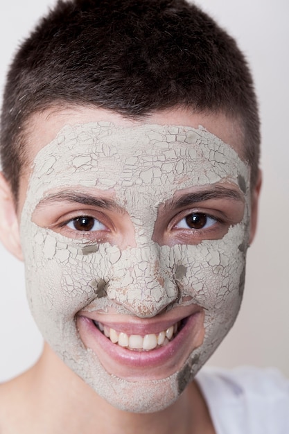 Mujer joven con mascarilla mirando el primer plano de la cámara