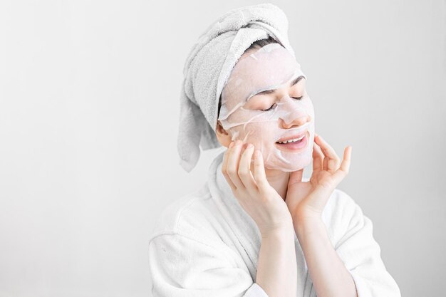 Mujer joven con mascarilla en su cara procedimiento de spa